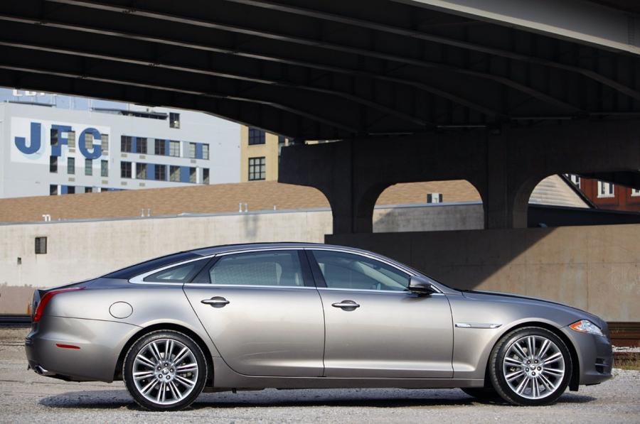  Jaguar XJL 2011 года  (фото 42 из 44)